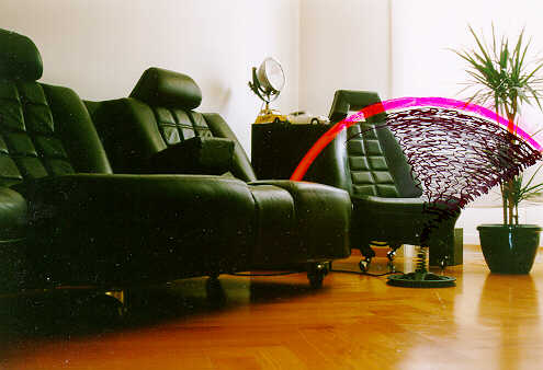 Sofa, Sessel und Lampe